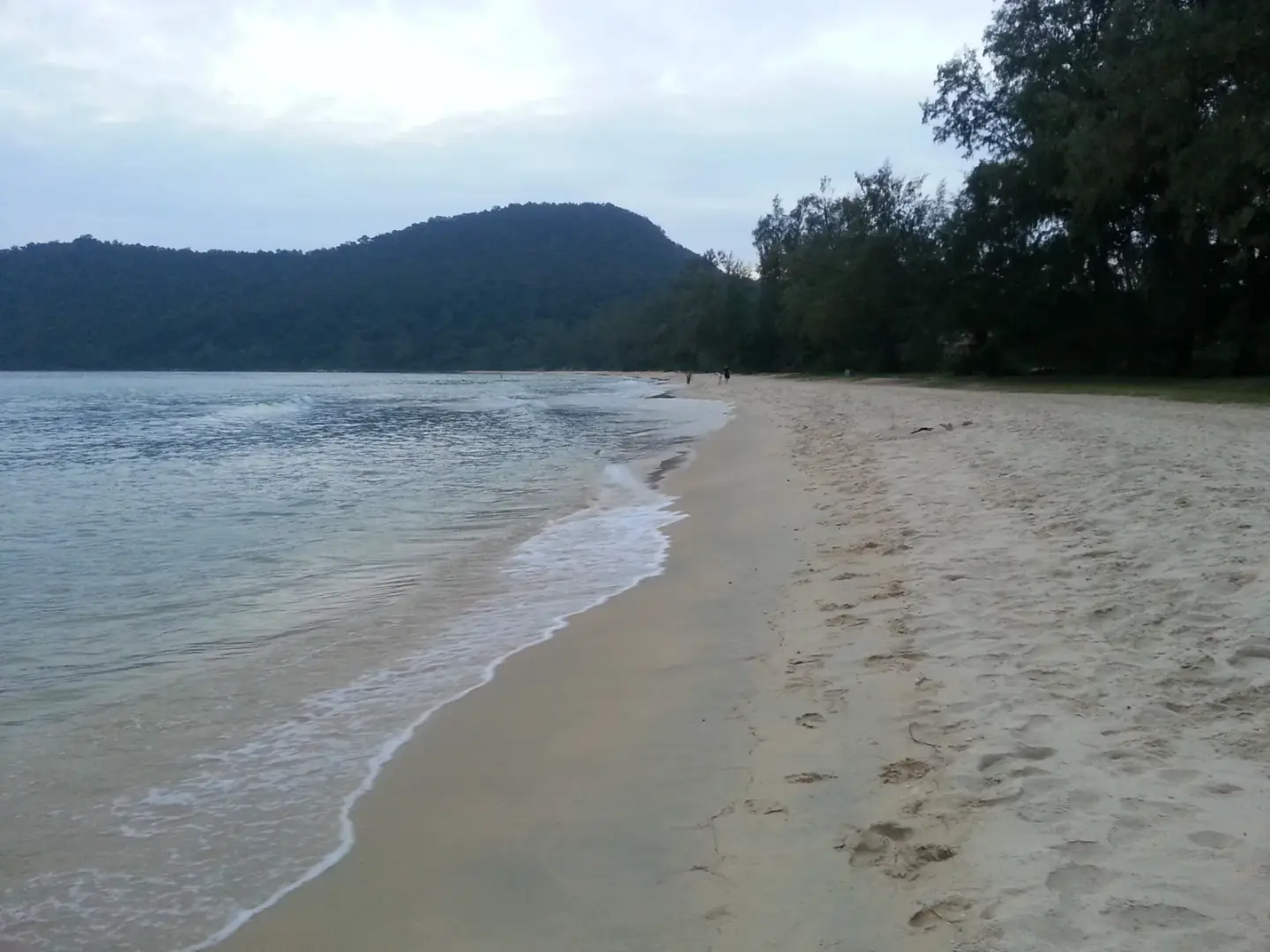 Koh Rong Samloemの海岸の海
